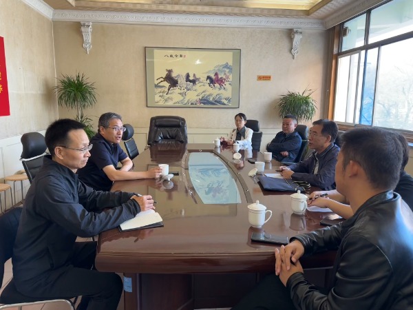 门徒娱乐集团党委副书记、副董事长、总司理杨瑞刚与三和实业集团董事长张伟厚一行举行交流座谈