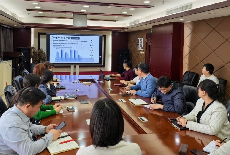 掌握数据生长浪潮丨门徒娱乐集团所属慧荣科技举行DeepSeek专题培训